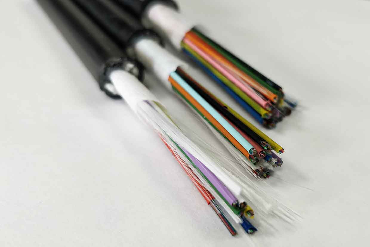 Câble fibre optique à tube central en structure libre – Gaine PEHD –  Extérieur